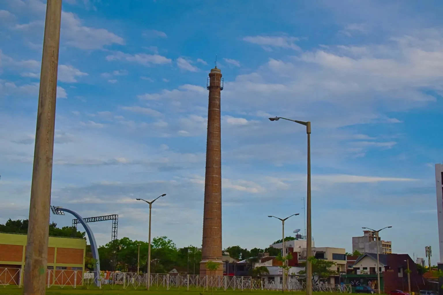 Portada CHIMENEA DE LA EX FABRIL - ENCARNACIÓN